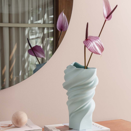 Rosa Anthurien in skulpturaler Rosenthal Vase vor rundem Spiegel